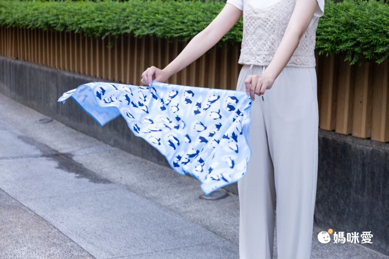 日本現代百貨 - 抗UV水涼感巾(附收納罐)-企鵝家庭 (30x100cm)