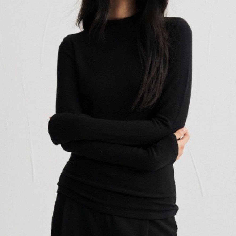 輕絨暖感4.4%羊毛天絲親膚小立領長袖上衣-牧黑