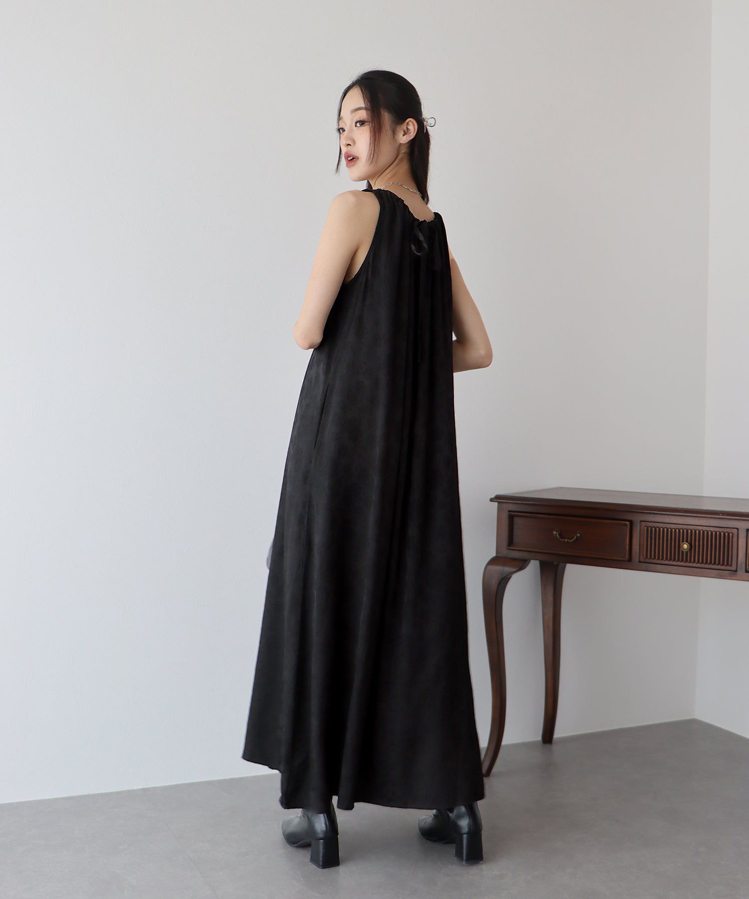 日本 BLUE EAST - 浪漫女神緹花綁帶無袖洋裝-米杏