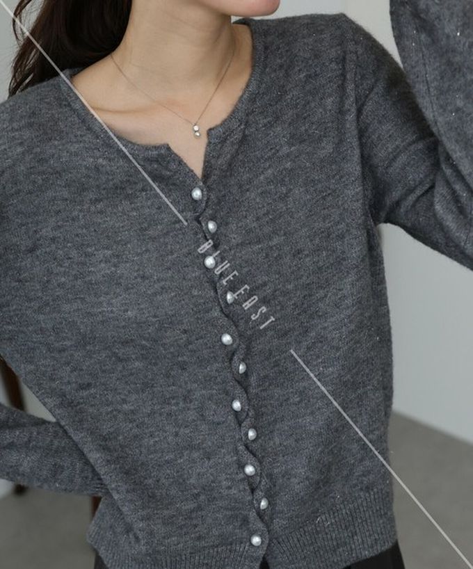 日本 BLUE EAST - 氣質交替珍珠扣針織上衣/開襟衫-酒紅