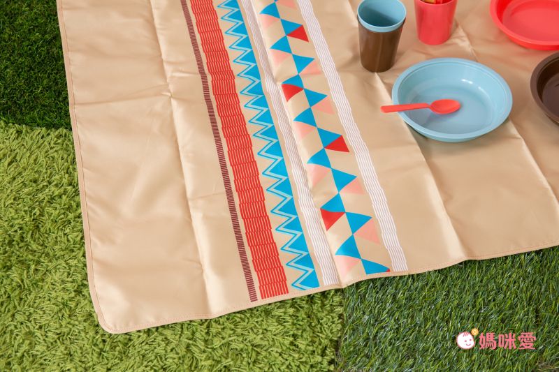 日本現代百貨 - 圖騰輕便野餐墊(附收納袋/地釘*4)(2-3人)-藍 (140x90cm)