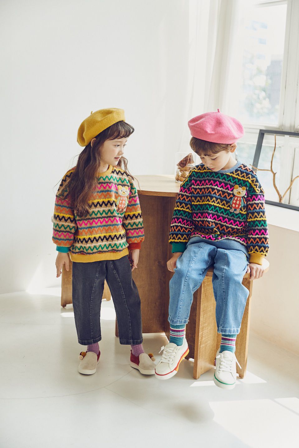 韓國 Mimico - 毛絨熊裝飾波浪紋針織上衣-卡其X黃