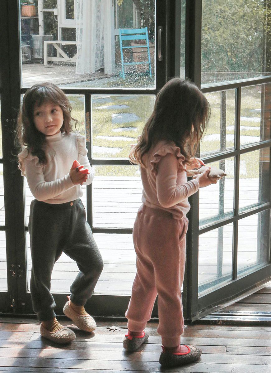 韓國 Puellaflo - 假鈕釦針織縮口長褲-墨綠