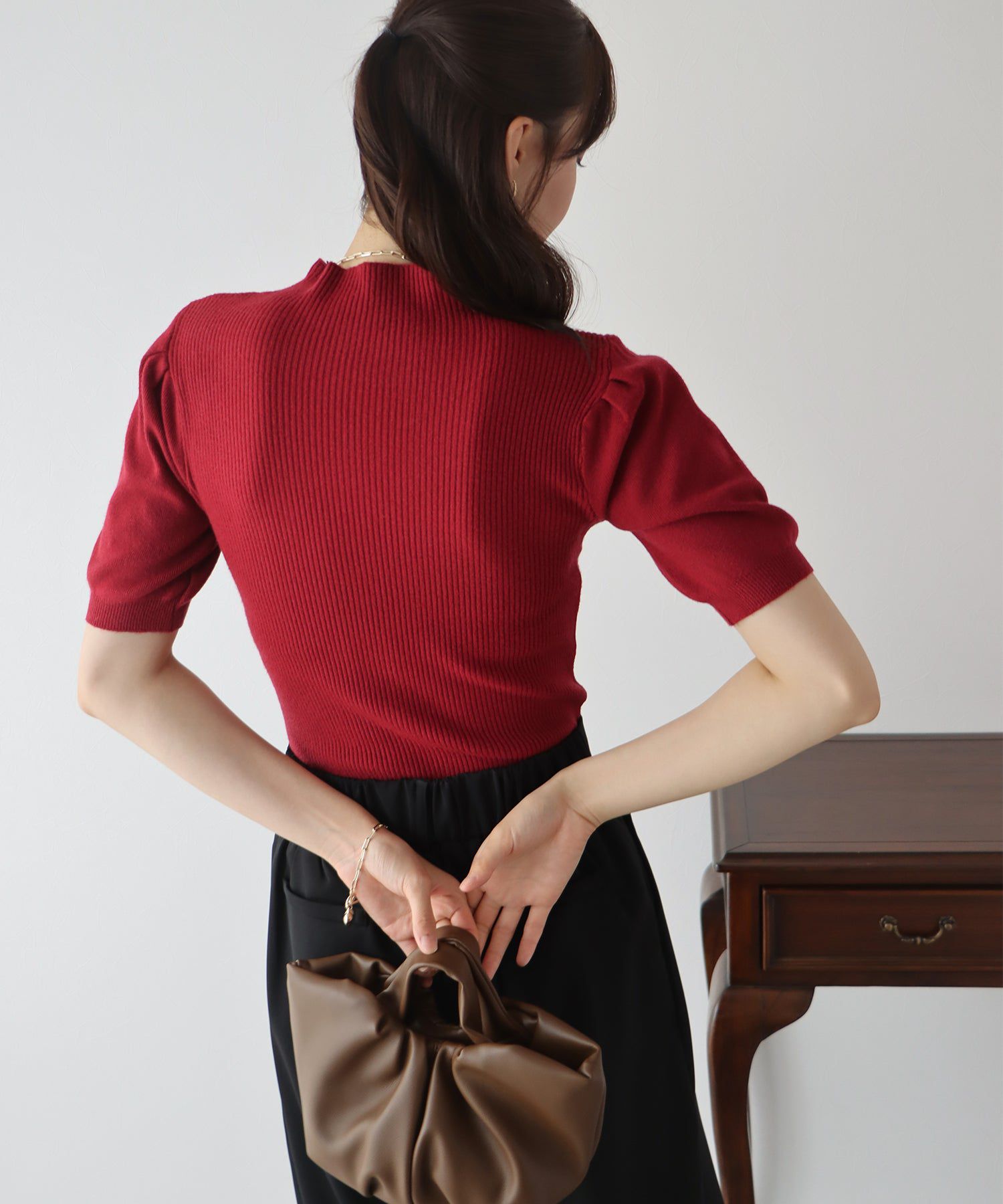 日本 BLUE EAST - 甜美彈性羅紋泡泡袖上衣-咖啡