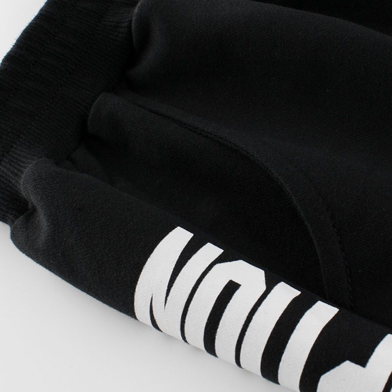 純棉腰鬆緊休閒五分褲-英文字-黑色