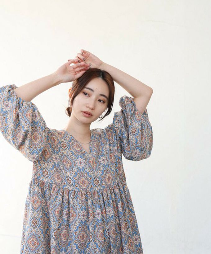 日本 Bab - 滿版歐風印花V領泡泡寬袖洋裝-深藍系