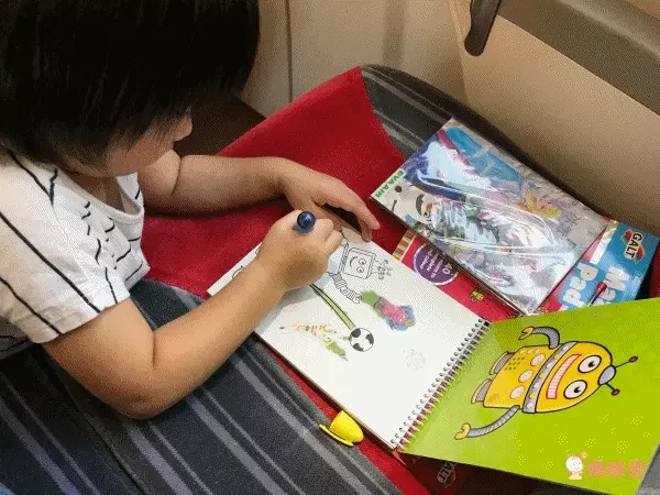 小小孩塗鴉啟蒙【英國GALT】水畫本，沾水塗色不怕亂畫！