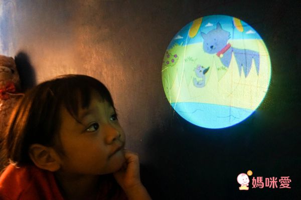 讓孩子乖乖睡覺的神器【加拿大 Moonlite 故事投影機】