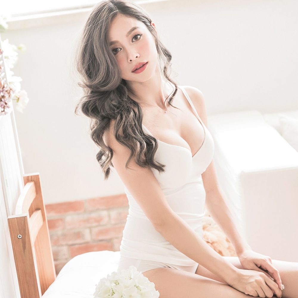 日本女裝代購 - 極致美胸 超盛附罩杯無袖背心-深V款-純白