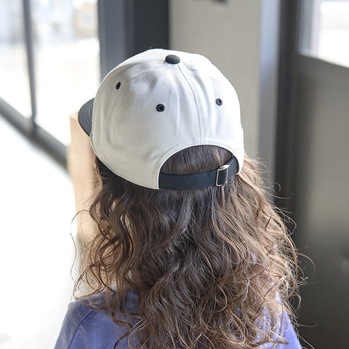 日本 b-ROOM - 帥氣撞色刺繡標語棒球帽-米白x黑帽簷 (54cm)