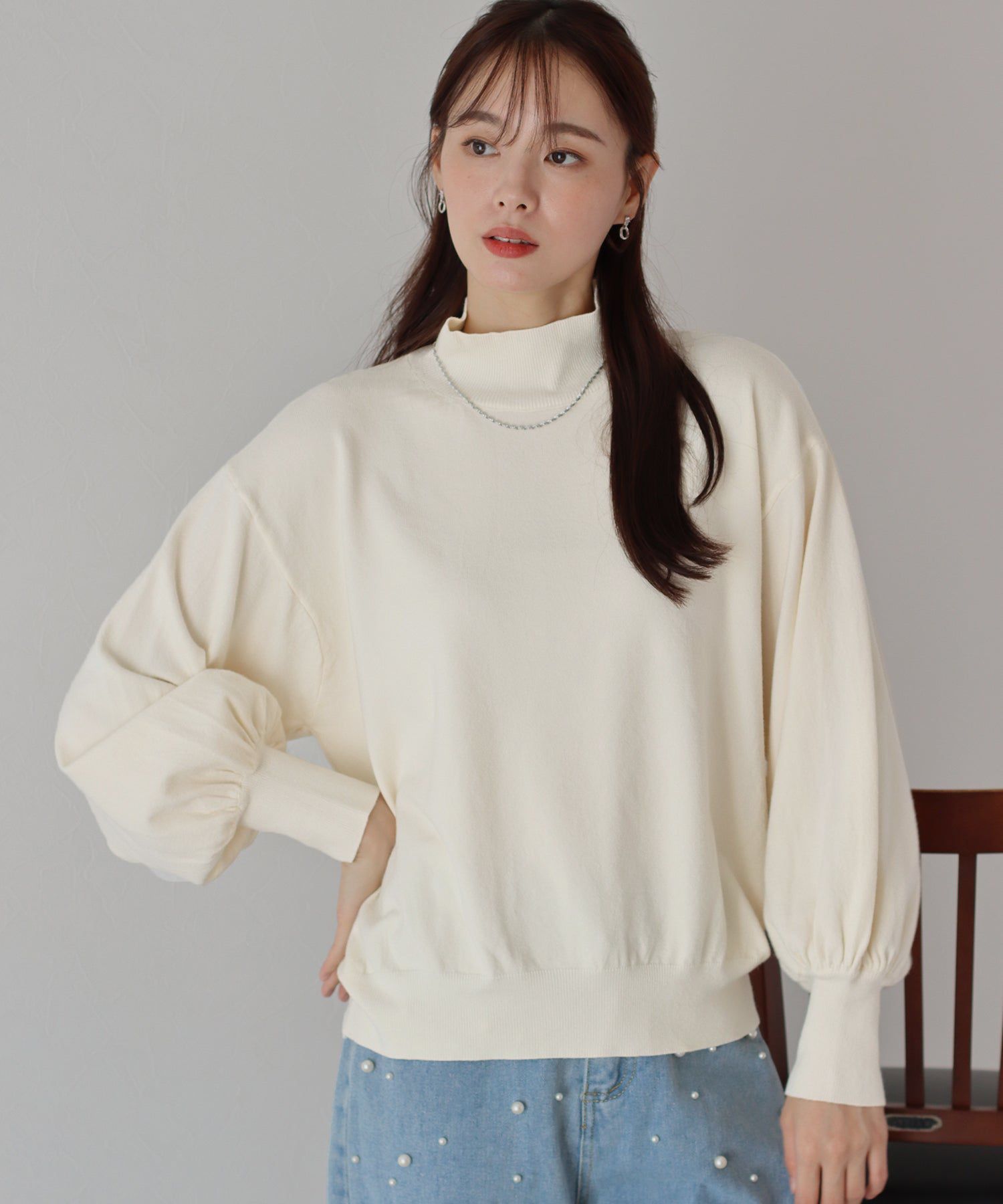 日本 BLUE EAST - 心機珍珠高領收袖針織長袖上衣-藍