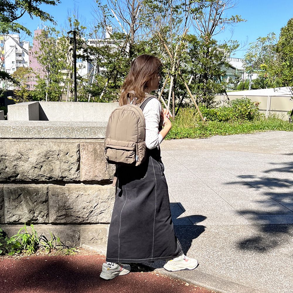 JOUET 空氣感縫衍超輕後背包-摩卡色