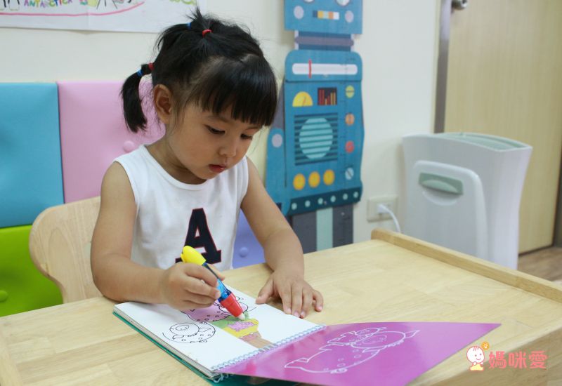 小小孩塗鴉啟蒙【英國GALT】水畫本，沾水塗色不怕亂畫！