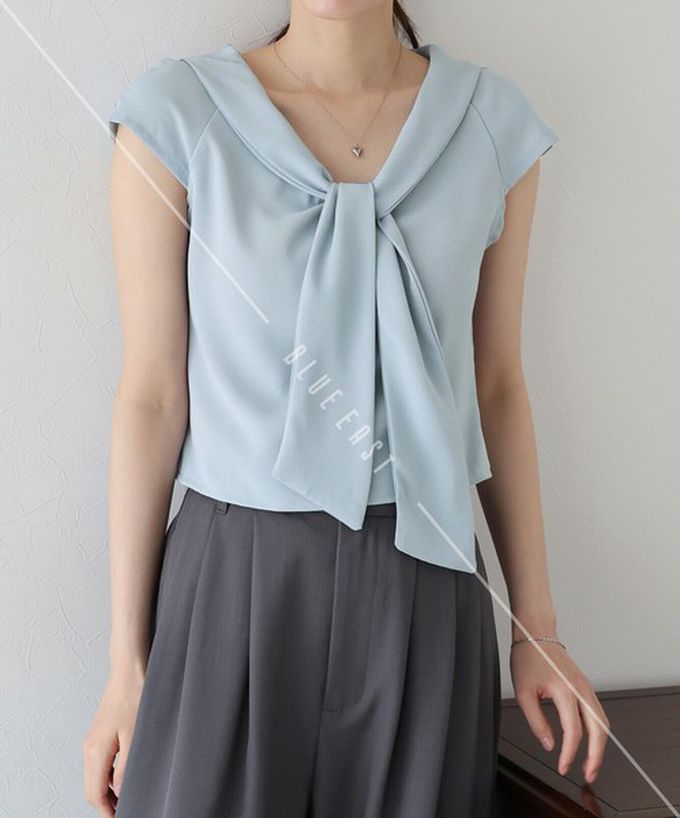 日本 BLUE EAST - 簡潔美型領巾法式袖上衣-煙燻藍 (M)