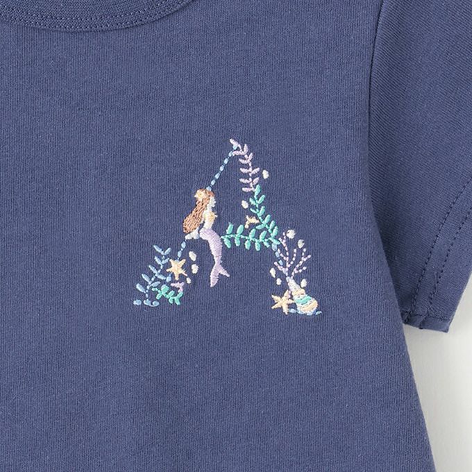 日本 petit main - 荷葉邊英文刺繡短袖上衣-A-藍