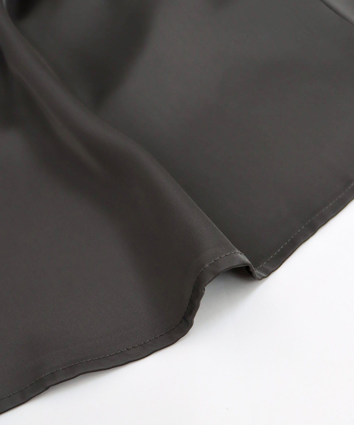 日本 BLUE EAST - 光澤不規則抓皺修身長裙-深灰