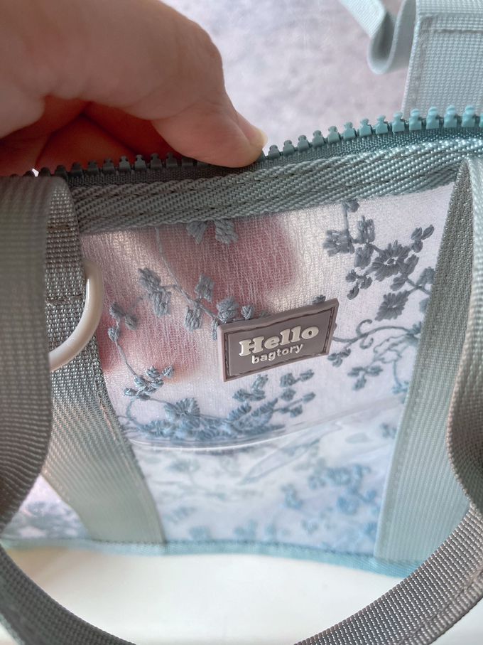 香港百寶袋王 Bagtory HK - 2023特別款花色午餐袋-時尚灰蕾絲(加贈原價$980秘境香芬精油滾珠瓶-麝香玫瑰費洛蒙系列*1)-27*13*19cm