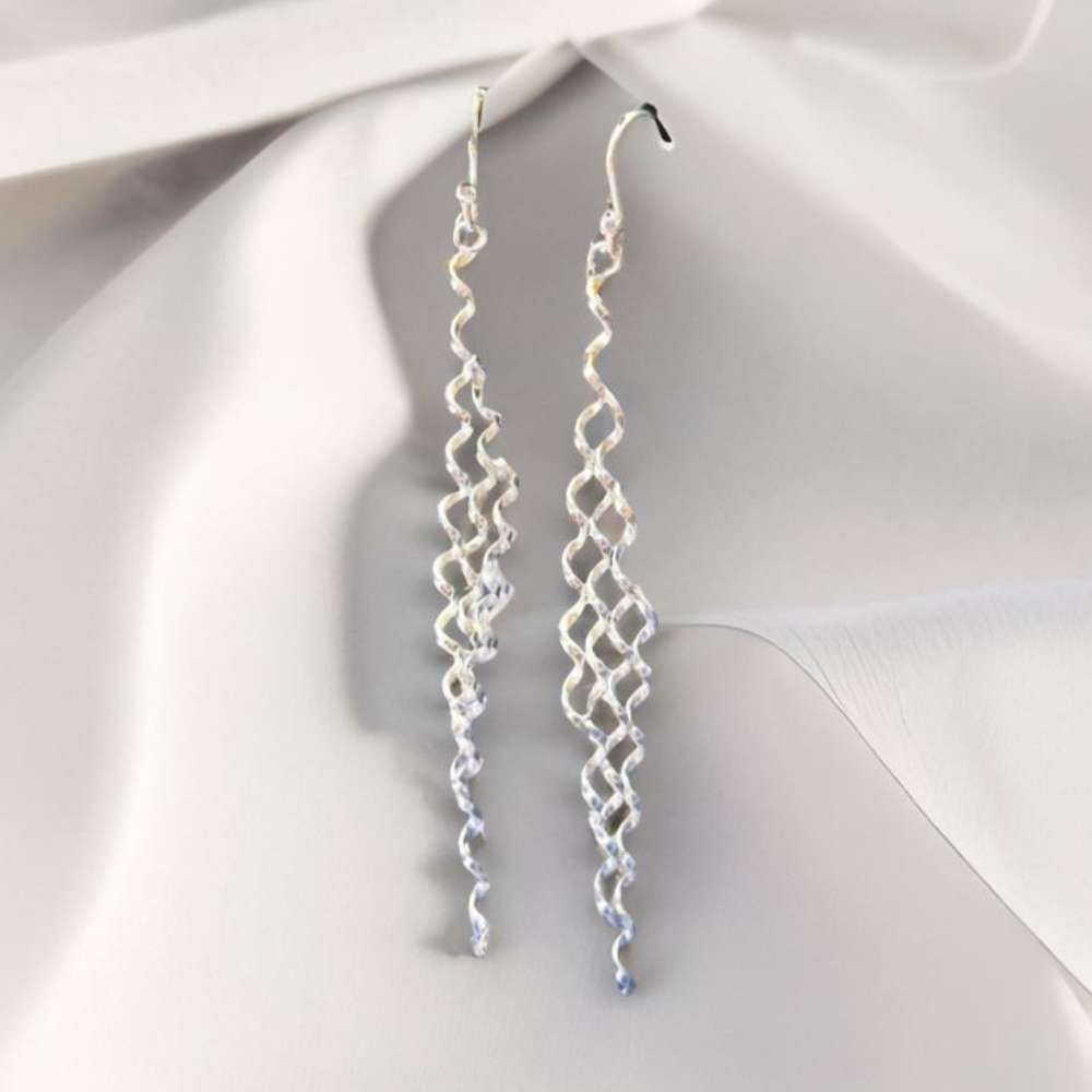 輕奢旋轉波浪垂墜銀色耳飾耳針耳環 (黑)