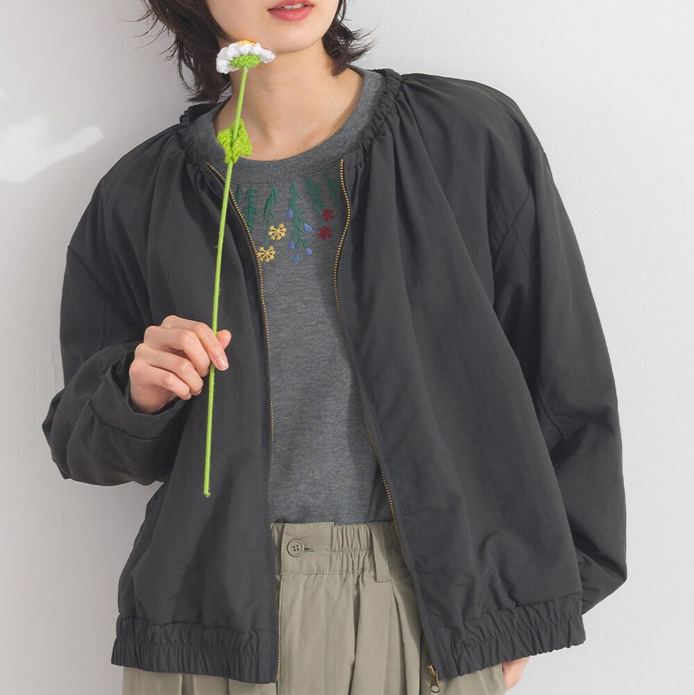 皺褶圓領防潑水霧面尼龍外套-炭黑