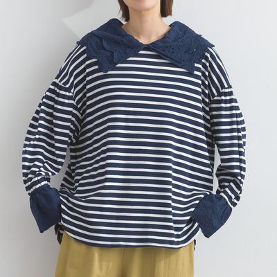 日本 Lupilien - 精緻蕾絲領落肩喇叭袖上衣-海軍藍條紋