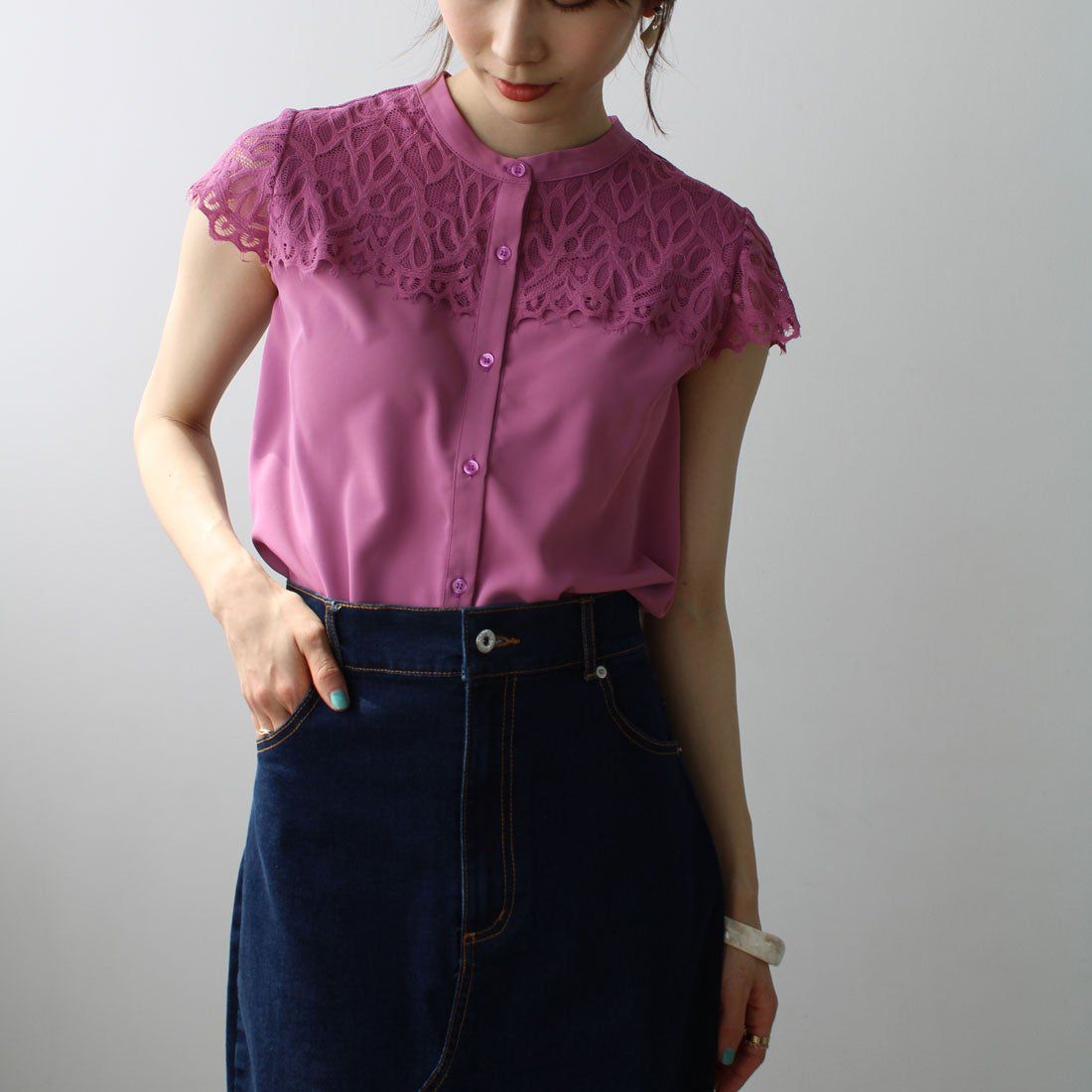 日本 BELLUNA - 精緻蕾絲拼接雪紡無袖襯衫-淺杏