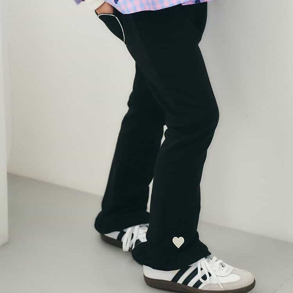 可愛刺繡下擺荷葉合身長褲-愛心-黑