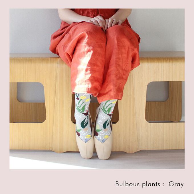 日本女裝代購 - 日本製 唯美花卉風長襪-球根植物-淺灰 (23-25cm)