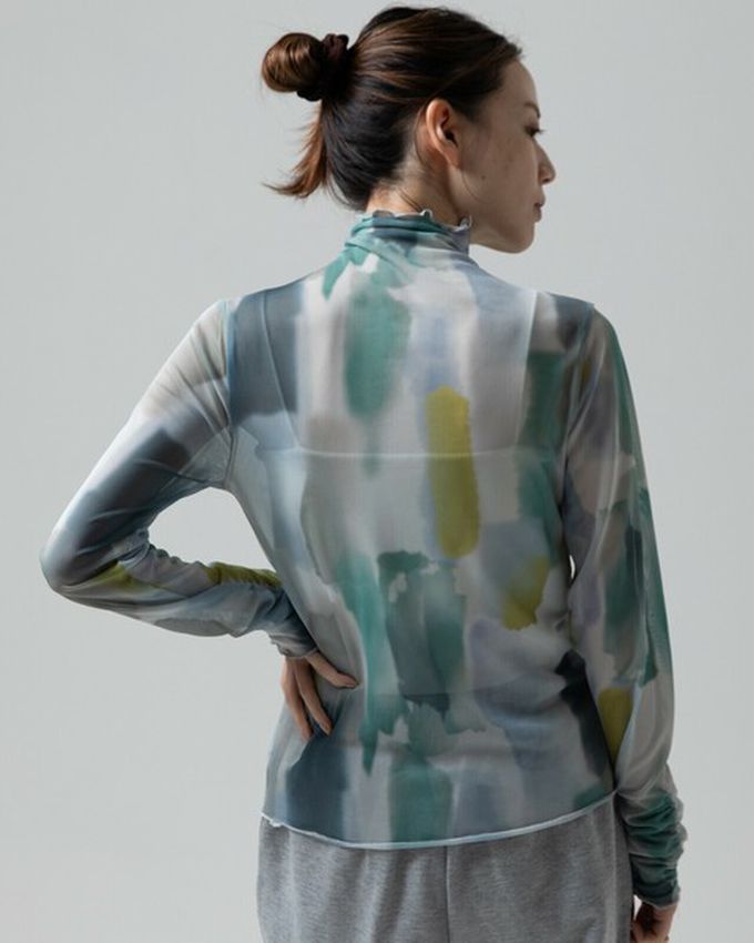 日本 gleam - 水彩畫風透膚皺摺高領長袖上衣-米棕x撞色系