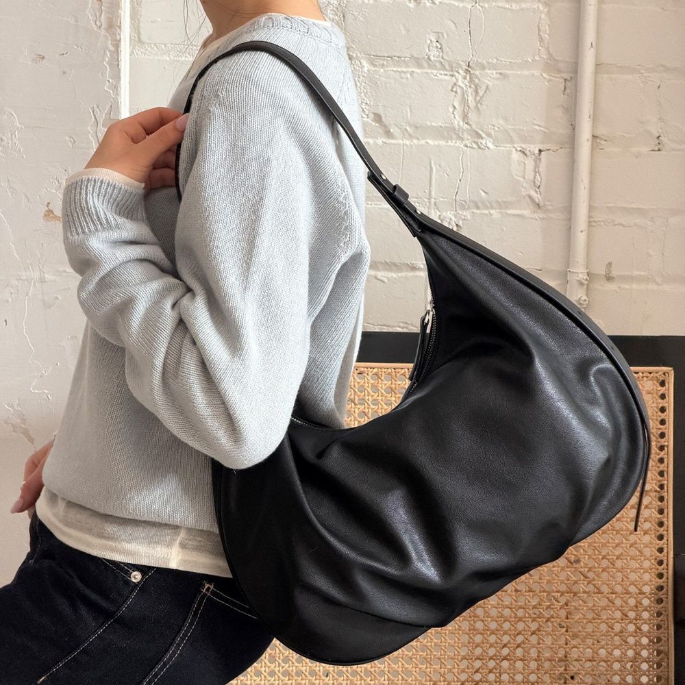 小眾設計 質感輕量皮革肩背彎月包 (黑)