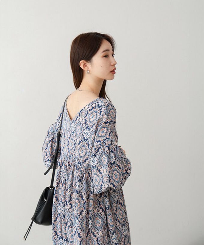 日本 Bab - 滿版歐風印花V領泡泡寬袖洋裝-寶藍棕系