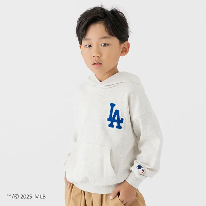 日本 Chil2 - MLB聯名 立體刺繡連帽長袖上衣-洛杉磯道奇-燕麥