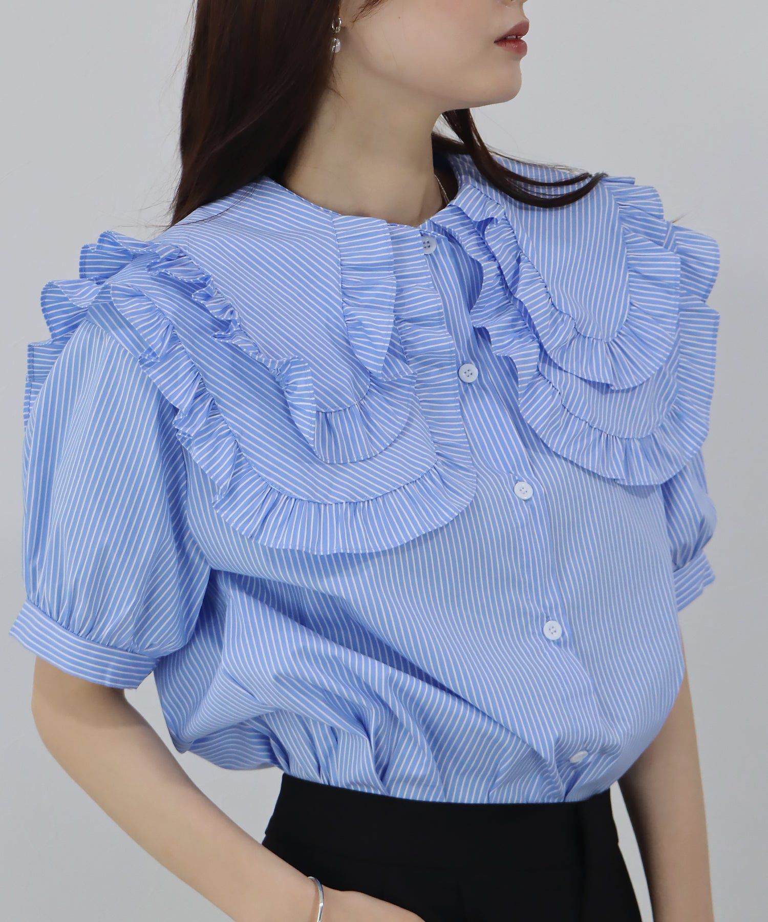 日本 BLUE EAST - 荷葉層次領泡泡短袖襯衫-條紋-水藍