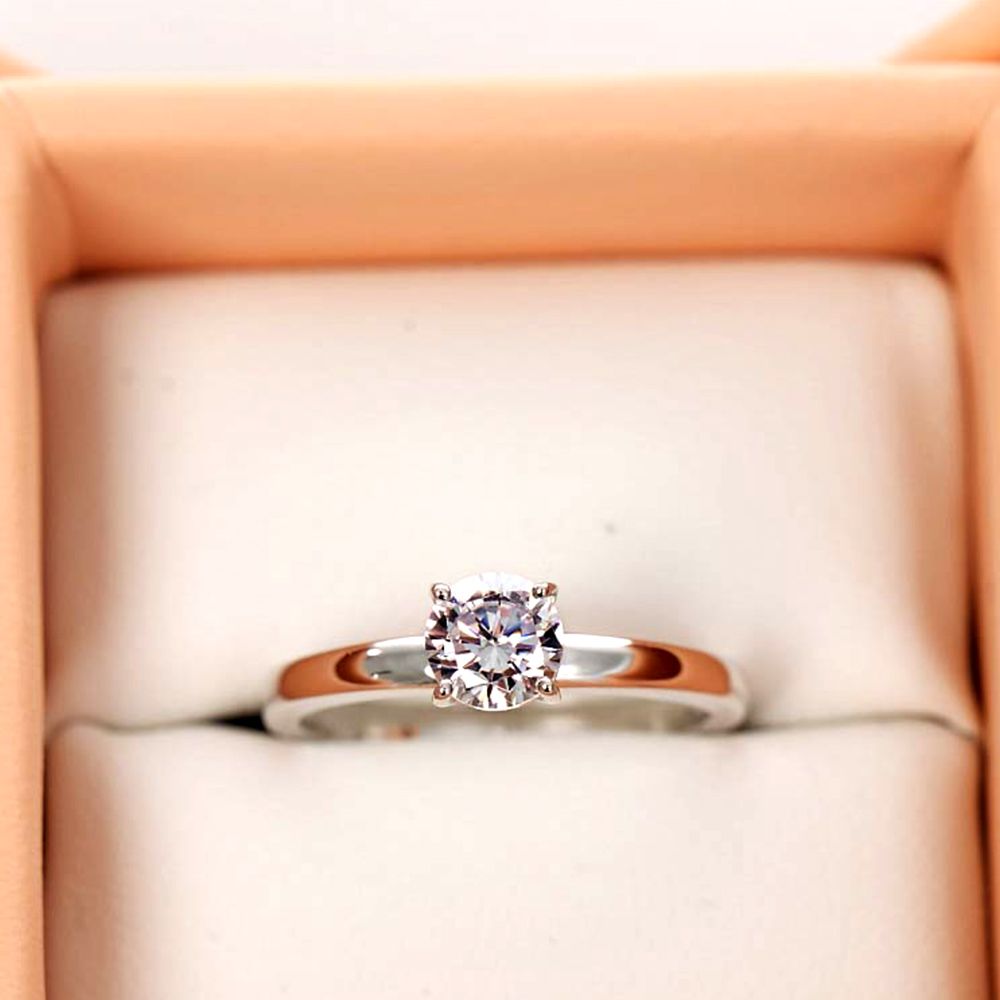 美國ILG鑽飾 - Four Claw New York Fashion 四爪紐約時尚 0.50克拉戒指 – 頂級美國ILG Diamond，媲美真鑽亮度的鑽飾【RI100】-加贈高級珠寶級絨布盒1個-外國抗敏材質電鍍頂級白K金色