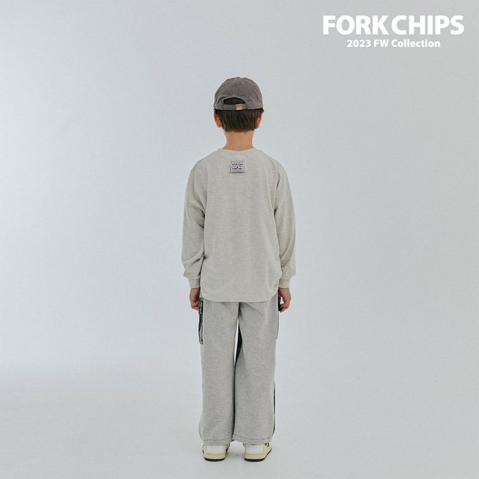 韓國 FORK CHIPS - 品牌刺繡點綴圓領長袖上衣-淺燕麥灰