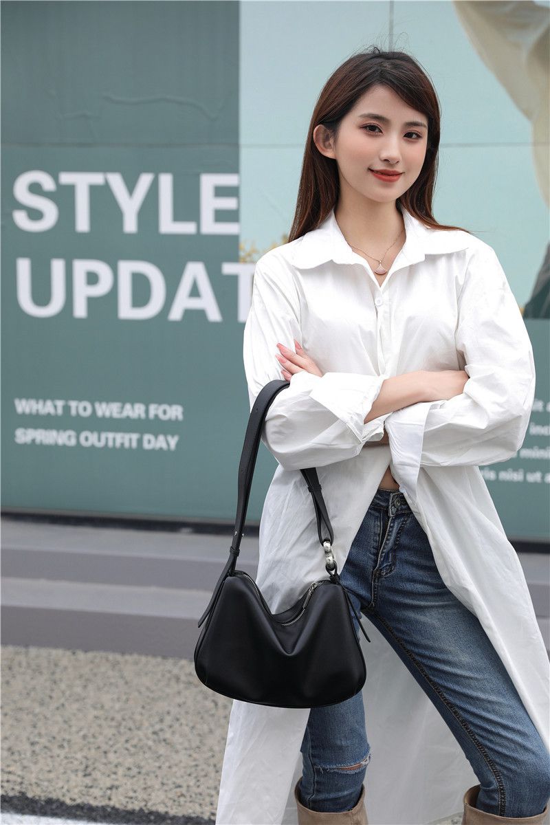 高質感時尚軟牛皮肩背包-白+棕 (28x6x20cm)