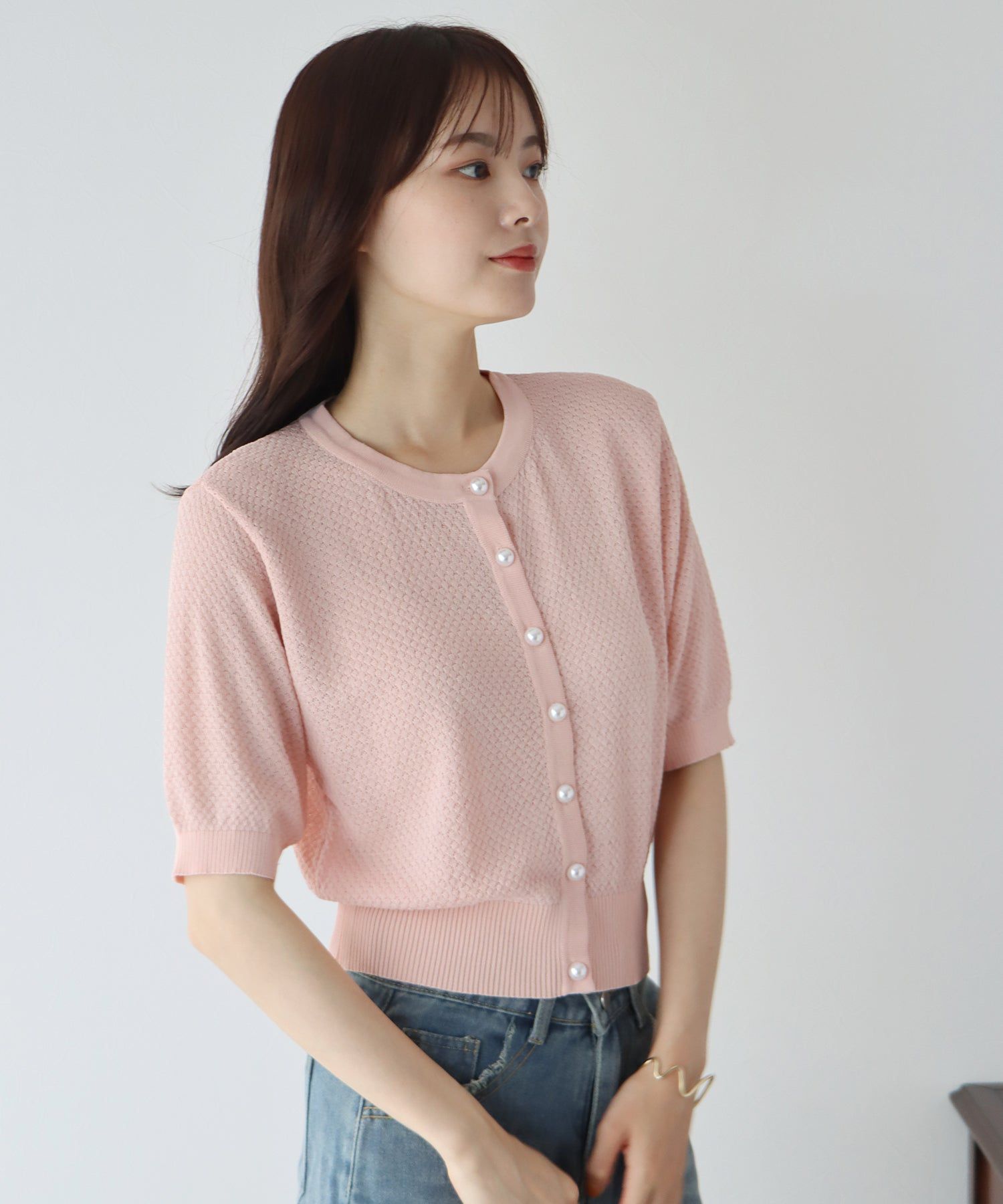 日本 BLUE EAST - 優雅圓領珍珠扣五分袖上衣-深可可