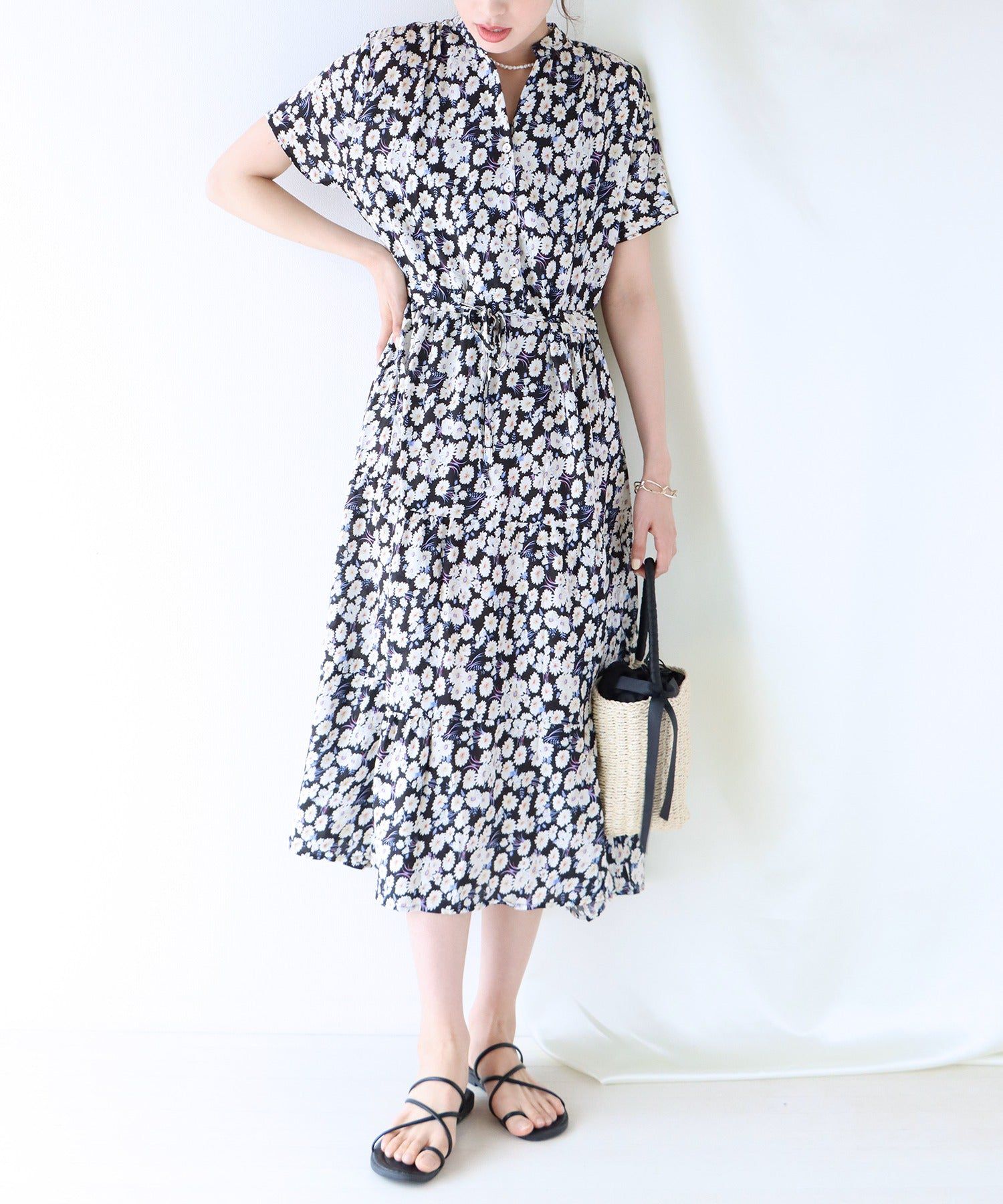 日本 BLUE EAST - 氣質小V領排釦短袖洋裝-碎花-深藍 (M(Free))