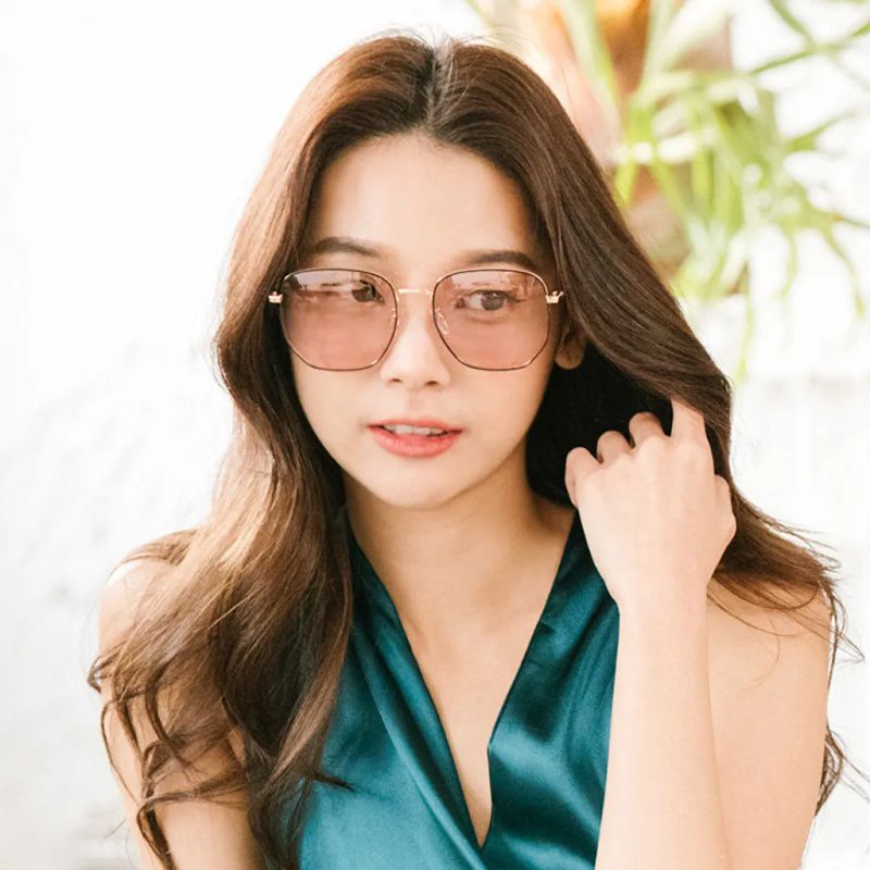 ALEGANT - 復古幾何裸櫻粉金色方框感光變色寶麗來偏光太陽眼鏡│UV400太陽眼鏡全天候適用