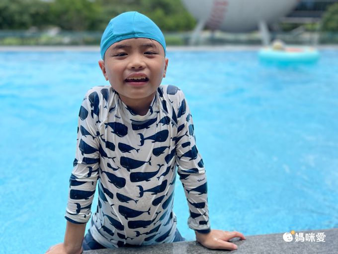 韓國 Yobaaf - UPF50+兒童兩件式防曬泳裝-悠遊鯨魚