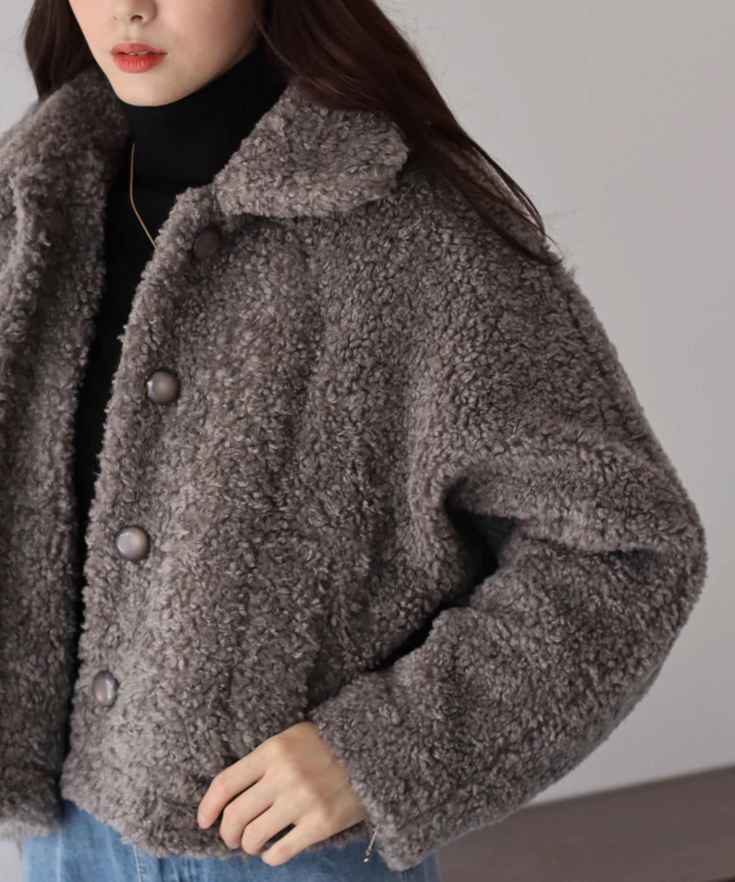 日本 BLUE EAST - 輕盈絨毛圓領短版外套-深咖啡