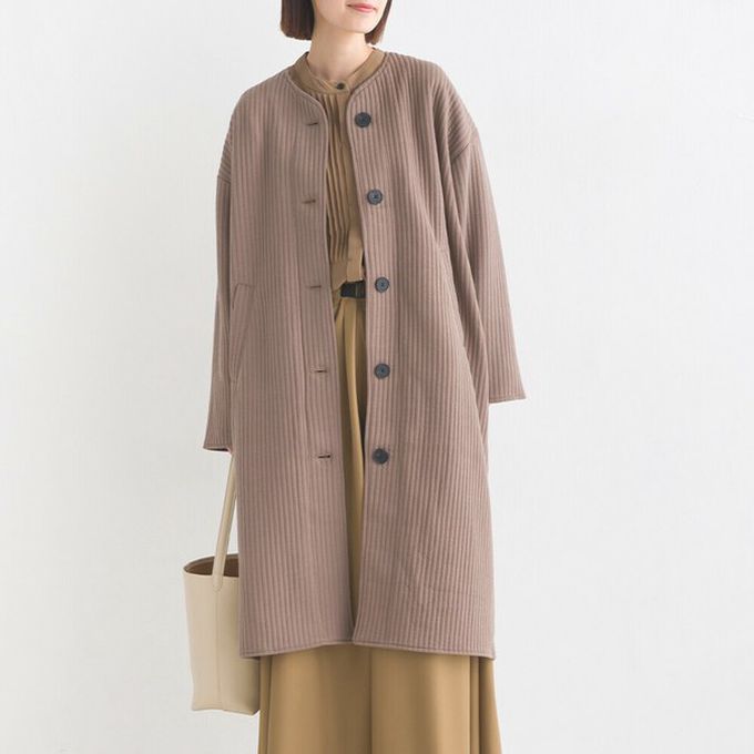 日本 OMNES - 圓領直絎縫修身長版大衣/外套-象牙杏