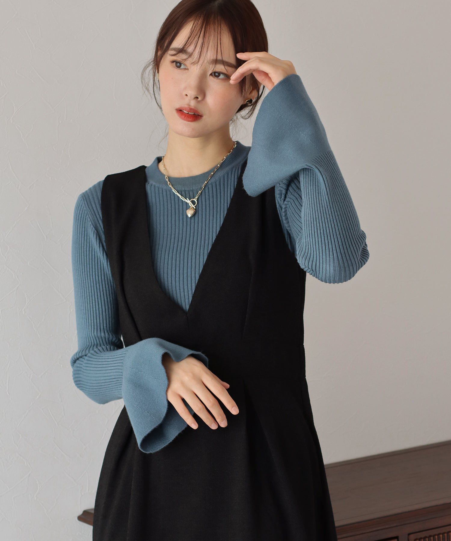 日本 BLUE EAST - 優雅喇叭袖細羅紋修身長袖上衣-藍