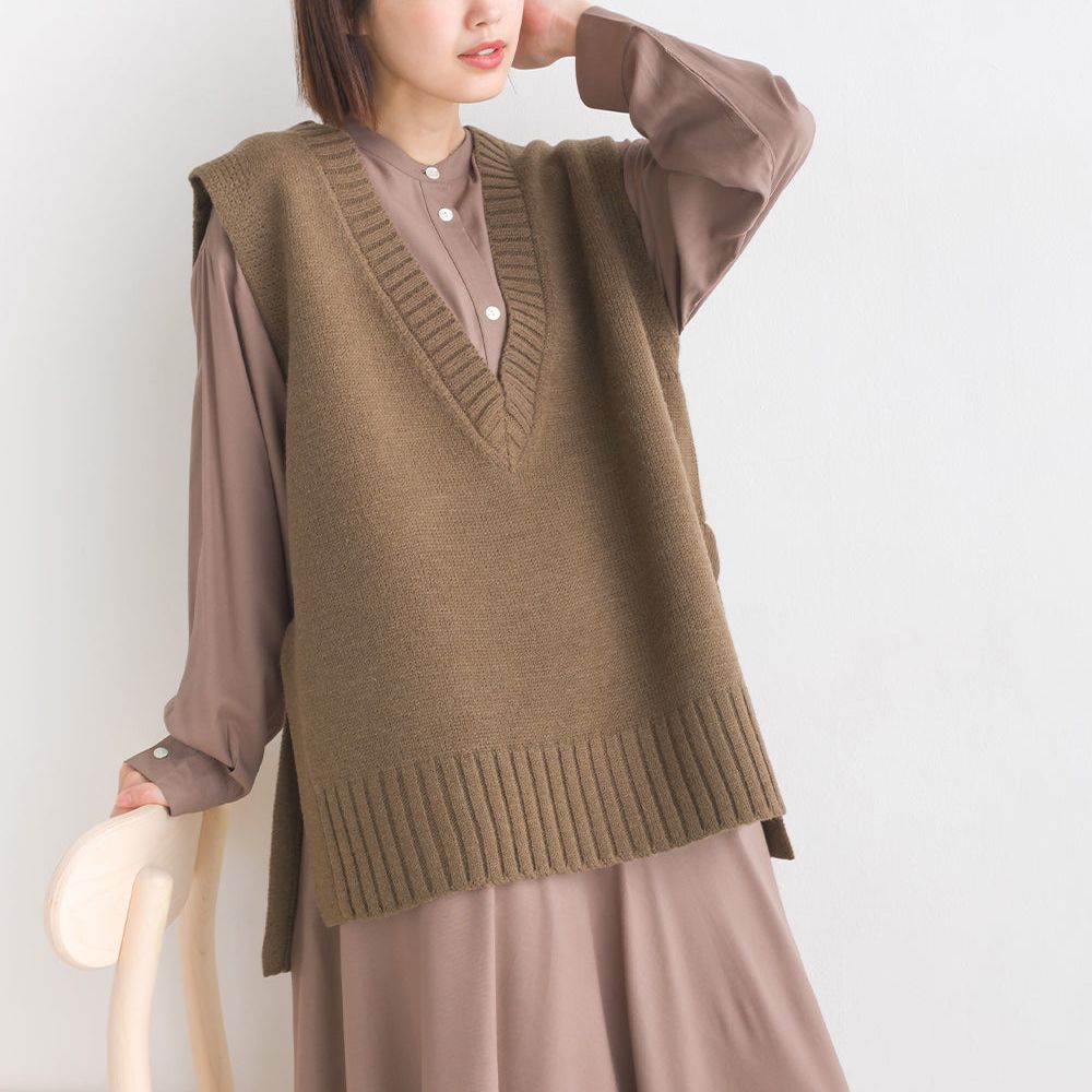 混羊毛時尚保暖深V領針織背心-摩卡