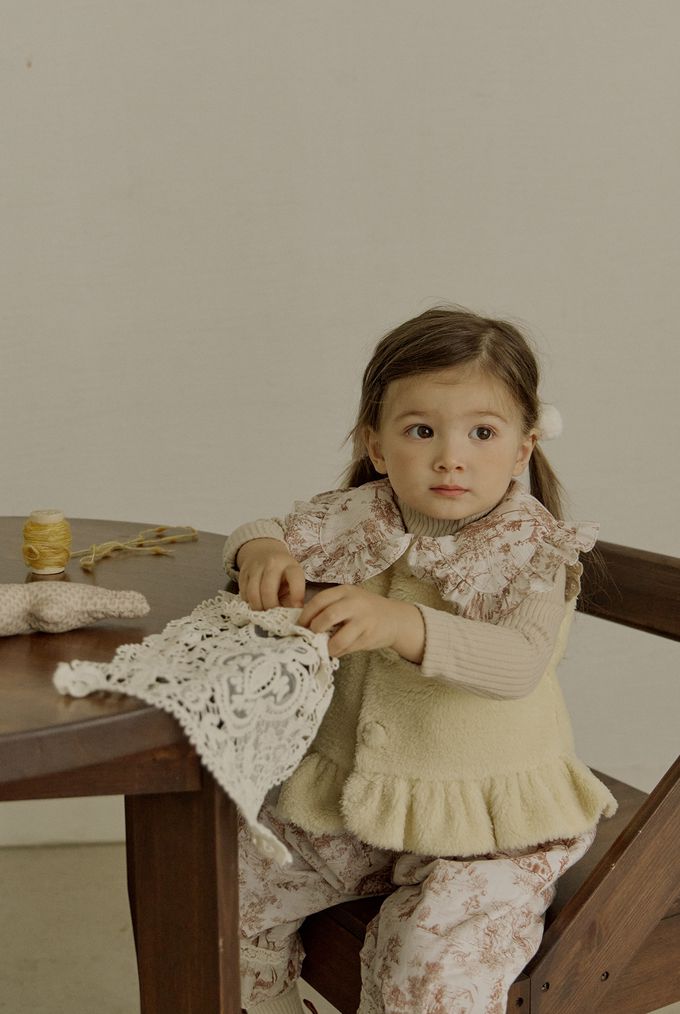 韓國 Puellaflo - 古典水墨印領裝飾毛絨背心-黃X咖啡