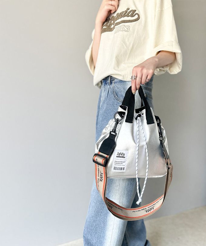 日本 Classical Elf - Java 時尚抽繩品牌肩帶輕巧側背包-霧銀