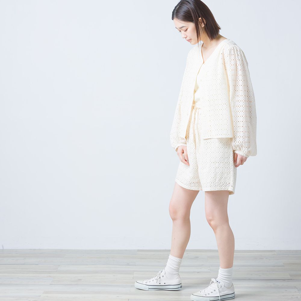 日本 OMNES - 春日浪漫V領鏤空雕花襯衫-白