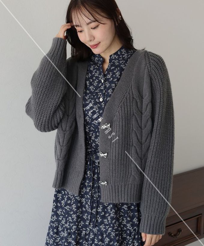 日本 BLUE EAST - 蝴蝶結寶石V領麻花粗編開襟衫-嬰兒粉 (M)