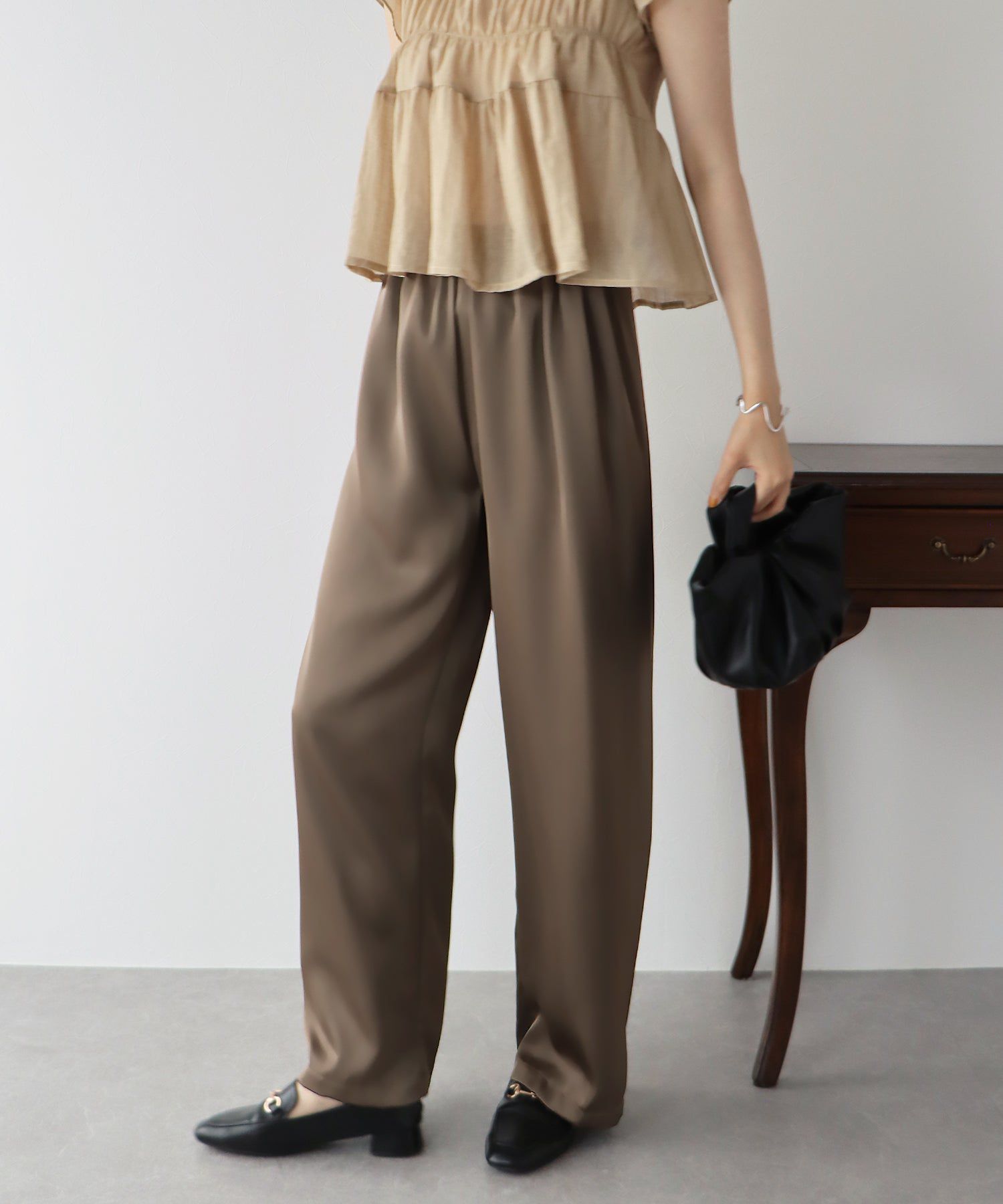 日本 BLUE EAST - 緞面光澤感垂墜感長褲-黑