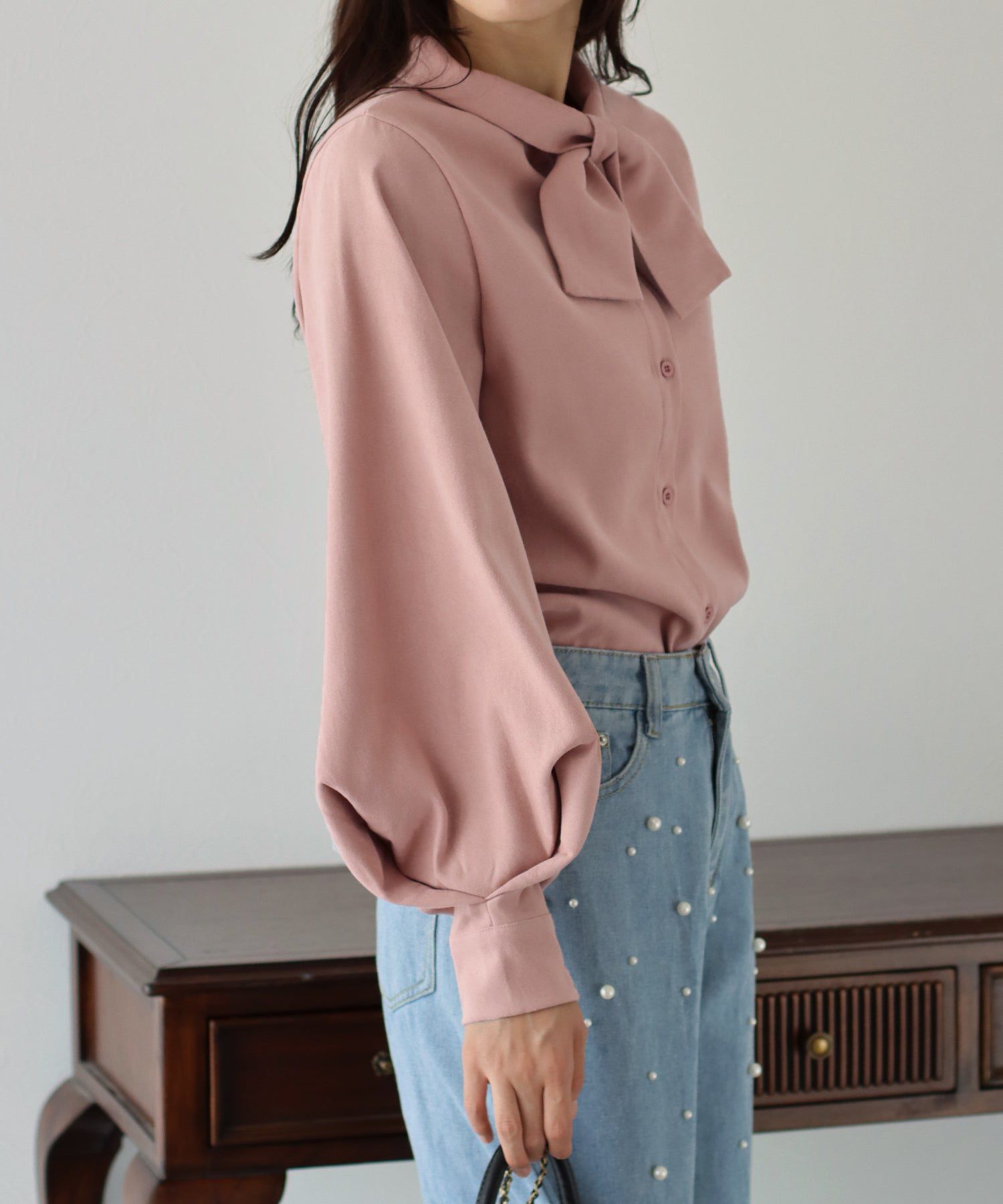 日本 BLUE EAST - 柔美扭結氣球長袖襯衫-黑