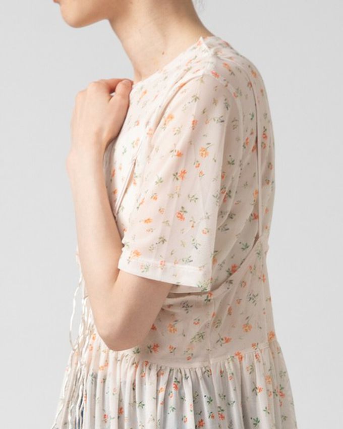 日本 gleam - 浪漫小花透膚薄紗短袖上衣-黑